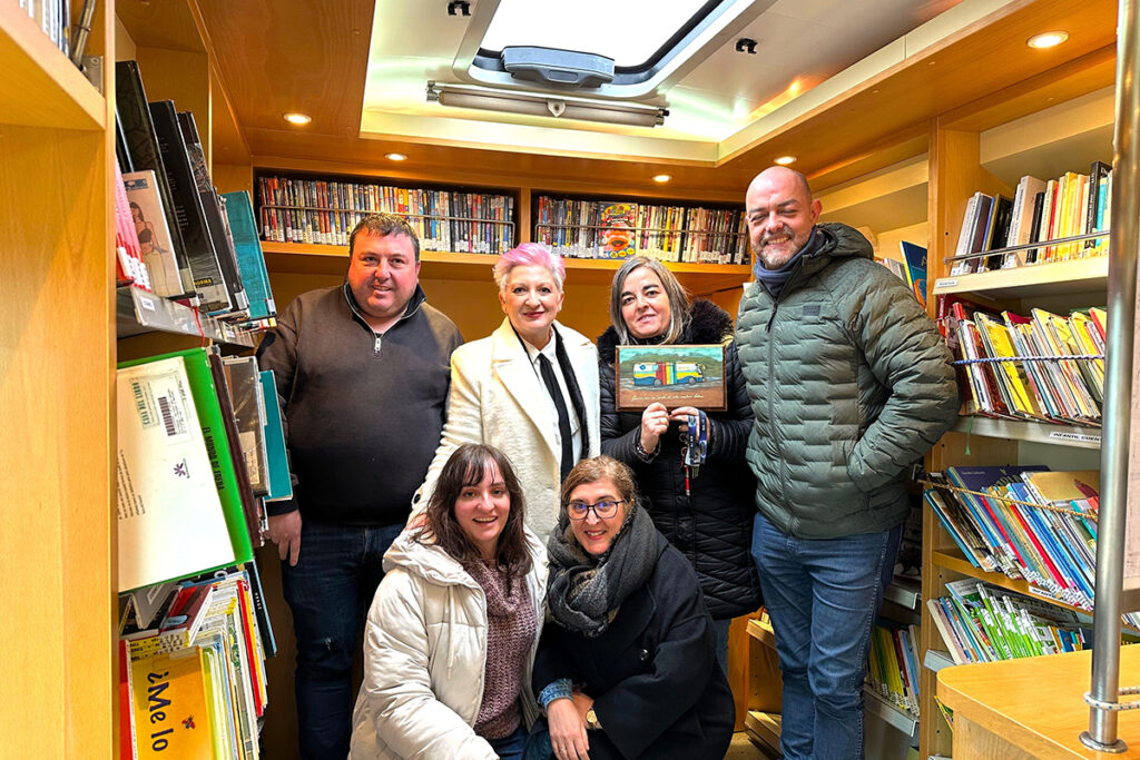 La Junta pone en valor el servicio que presta el Bibliobús como garantía de acceso a la lectura e igualdad de oportunidades en el medio rural