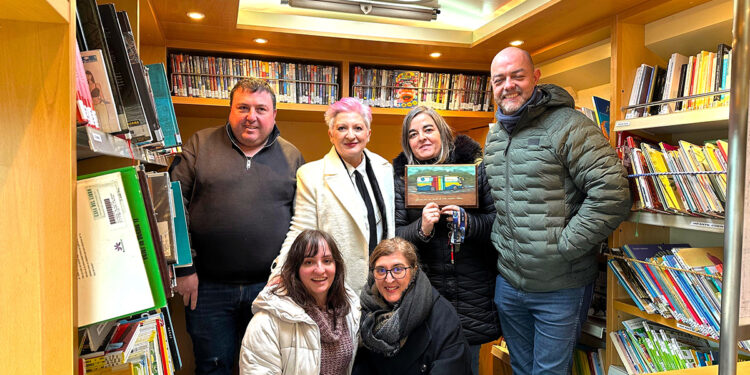 La Junta pone en valor el servicio que presta el Bibliobús como garantía de acceso a la lectura e igualdad de oportunidades en el medio rural