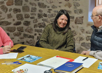 La consejera de Bienestar Social de Castilla-La Mancha, Bárbara García Torijano, ha visitado hoy Cobeta, en la provincia de Guadalajara, donde ha mantenido una reunión de trabajo con el alcalde de la localidad, Pedro Hernández Berbería, y con profesionales de los servicios sociales del municipio, con el objetivo de seguir reforzando una atención cercana, coordinada y adaptada a las necesidades del entorno rural. Durante la visita, la consejera ha subrayado la importancia de garantizar recursos y servicios en municipios pequeños, así como el valor de la colaboración entre administraciones y el Tercer Sector para consolidar un modelo de cuidados que, además de mejorar la calidad de vida de las personas, genera oportunidades de integración sociolaboral y contribuye a fijar población. Cobeta, con 100 habitantes, está integrada en el Área de Servicios Sociales de Molina de Aragón y adherida a los convenios supramunicipales de Servicios Sociales y Ayuda a Domicilio. En la localidad también se desarrollan varios proyectos de inclusión social financiados con la convocatoria regional del IRPF, impulsados por entidades del Tercer Sector, y se ha puesto en valor el papel de servicios como el SEPAP-MejoraT en el municipio para promover autonomía personal, cohesión social y desarrollo rural.