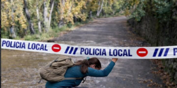 La Policía Local de Cuenca desaloja el Batán y pide máxima precaución ante la crecida del río Júcar
