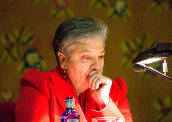 La académica Adelina Sarrión sustituye al profesor Francisco Vázquez García en las charlas de la RACAL