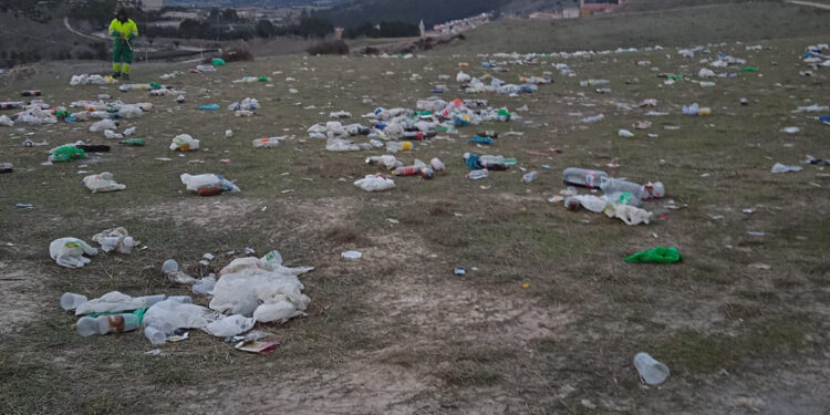 Los servicios de limpieza del Ayuntamiento finalizan la recogida de residuos tras el Jueves Lardero en Cuenca