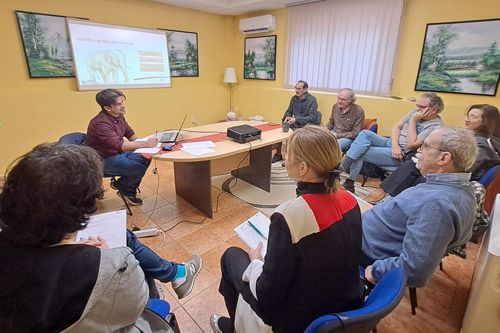 Los voluntarios del Centro de Escucha de Caritas Diocesana Sigüenza-Guadalajara se forman en el acompañamiento de la “soledad no deseada”