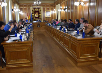 El presidente de la Diputación de Cuenca, Álvaro Martínez Chana, ha avanzado durante la celebración del Pleno ordinario de febrero la previsión de terminar la legislatura con una inversión superior a los 60 millones de euros. El presidente respondía de esta forma a una de las mociones presentadas por el Grupo Municipal Popular referente al arreglo de carreteras donde destacaba que la inversión realizada en las dos legislaturas anteriores en las que gobernaron no llegó a cinco millones de euros mientras que desde 2019 se han invertido 50 y con la previsión de seguir haciéndolo hasta superar los 60 millones a final de legislatura. Martínez Chana defendía que “solo hay que pasear por la provincia para verlo” y las cifras atestiguan la diferencia de “la preocupación que tiene el PP cuando gobierna y la que tenemos nosotros”. Por este motivo, han rechazado la moción insistiendo que en esta materia “no pueden dar lecciones”. En la parte dispositiva del Pleno, la Corporación aprobaba por unanimidad los convenios reguladores de la delegación de las facultades de gestión, recaudación e inspección de tributos locales y demás ingresos de derecho público de Fuente de Pedro Naharro, Santa Cruz de Moya y Priego, así como la modificación de la RPT del OAGTR y la cesión definitiva de una finca al Ayuntamiento de Palomera. Por otro lado, se ha aprobado con el voto en contra del Grupo Popular la desestimación del recurso de reposición de la RPT de 2026.