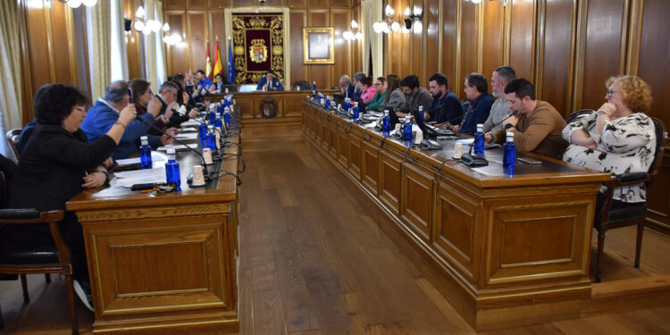 El presidente de la Diputación de Cuenca, Álvaro Martínez Chana, ha avanzado durante la celebración del Pleno ordinario de febrero la previsión de terminar la legislatura con una inversión superior a los 60 millones de euros. El presidente respondía de esta forma a una de las mociones presentadas por el Grupo Municipal Popular referente al arreglo de carreteras donde destacaba que la inversión realizada en las dos legislaturas anteriores en las que gobernaron no llegó a cinco millones de euros mientras que desde 2019 se han invertido 50 y con la previsión de seguir haciéndolo hasta superar los 60 millones a final de legislatura. Martínez Chana defendía que “solo hay que pasear por la provincia para verlo” y las cifras atestiguan la diferencia de “la preocupación que tiene el PP cuando gobierna y la que tenemos nosotros”. Por este motivo, han rechazado la moción insistiendo que en esta materia “no pueden dar lecciones”. En la parte dispositiva del Pleno, la Corporación aprobaba por unanimidad los convenios reguladores de la delegación de las facultades de gestión, recaudación e inspección de tributos locales y demás ingresos de derecho público de Fuente de Pedro Naharro, Santa Cruz de Moya y Priego, así como la modificación de la RPT del OAGTR y la cesión definitiva de una finca al Ayuntamiento de Palomera. Por otro lado, se ha aprobado con el voto en contra del Grupo Popular la desestimación del recurso de reposición de la RPT de 2026.