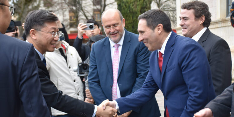 Martínez Chana reafirma el compromiso para garantizar suelo industrial y suministros para la llegada de nuevas empresas