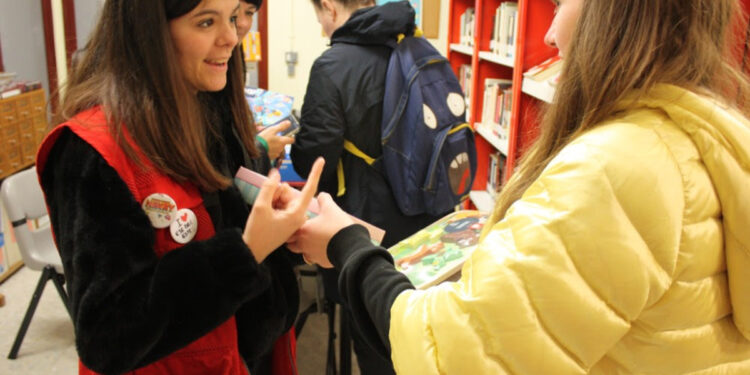 Más allá de la campaña navideña Cruz Roja Cuenca entrega juguetes educativos para cumpleaños durante todo el año