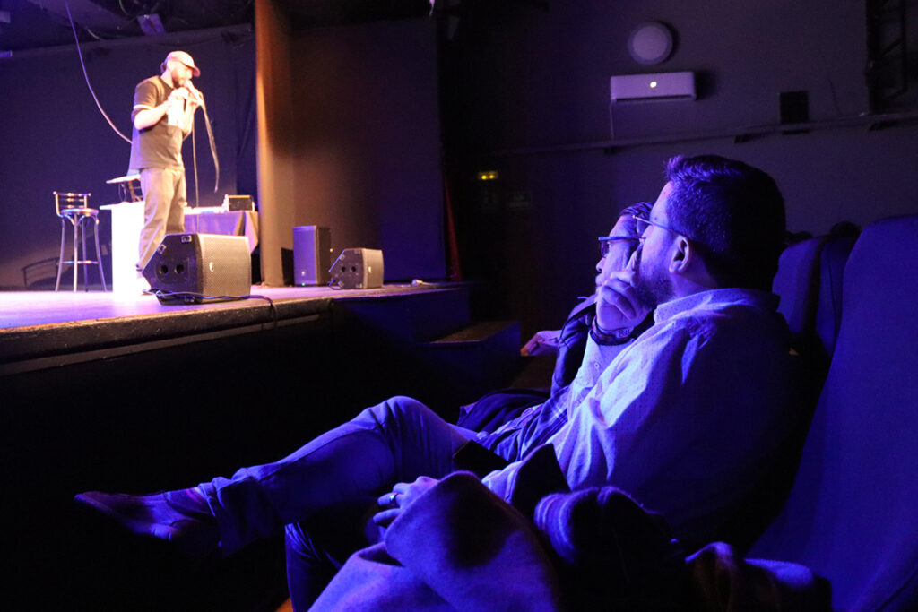 Más de 400 estudiantes de Azuqueca asisten a la clase magistral sobre música soul impartida por el azudense Sergio Rojas