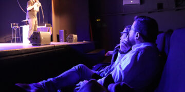 Más de 400 estudiantes de Azuqueca asisten a la clase magistral sobre música soul impartida por el azudense Sergio Rojas