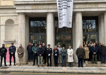 Minuto de silencio en la Subdelegación del Gobierno de Cuenca por el asesinato de una mujer en Pontevedra