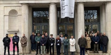 Minuto de silencio en la Subdelegación del Gobierno de Cuenca por el asesinato de una mujer en Pontevedra