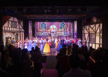 Ovación final en la clausura de La Bella y la Bestia, el musical de los Salesianos de Guadalajara