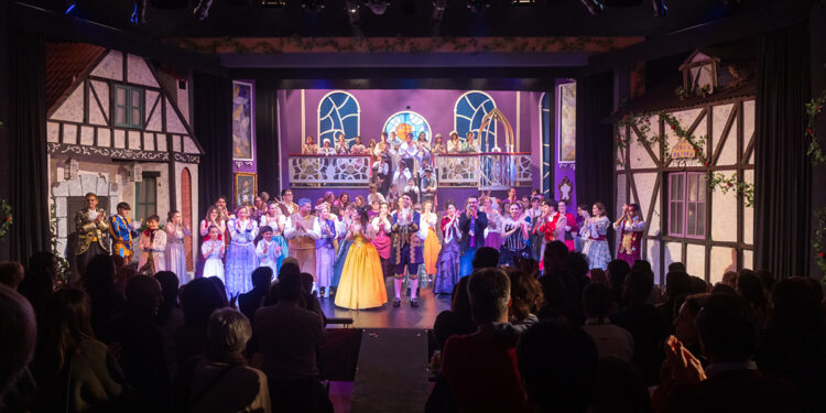 Ovación final en la clausura de La Bella y la Bestia, el musical de los Salesianos de Guadalajara