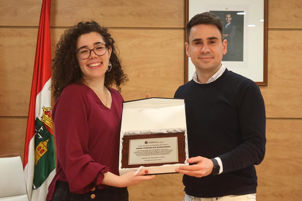 Recepción en el Ayuntamiento de Cabanillas a la joven Sara Peñuelas, número 1 de su promoción en la UAH y futura diplomática