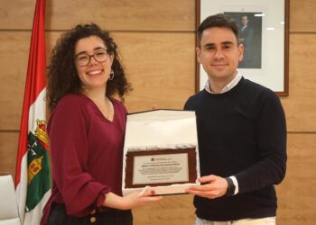 Recepción en el Ayuntamiento de Cabanillas a la joven Sara Peñuelas, número 1 de su promoción en la UAH y futura diplomática