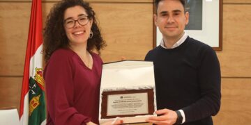Recepción en el Ayuntamiento de Cabanillas a la joven Sara Peñuelas, número 1 de su promoción en la UAH y futura diplomática