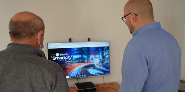 El Ayuntamiento de Yunquera de Henares ha recibido la resolución favorable de la Delegación del Gobierno en Castilla-La Mancha por la que se concede la renovación de la autorización para que continúen instaladas las doce videocámaras fijas de seguridad en el municipio. La autorización permite mantener operativo el sistema de videovigilancia instalado en distintos puntos estratégicos del municipio, con el objetivo de prevenir infracciones contra la seguridad ciudadana. El sistema de grabación funciona las 24 horas del día durante todo el año y la visualización de las imágenes corresponde exclusivamente a efectivos de la Guardia Civil de la Comandancia de Guadalajara, garantizando así el cumplimiento estricto de la normativa vigente en materia de protección de datos y utilización de videocámaras por las Fuerzas y Cuerpos de Seguridad. La renovación ha contado con informe favorable de la Guardia Civil y de la Comisión de Garantías de la Videovigilancia, cumpliendo los requisitos establecidos en la Ley Orgánica 4/1997. Seguridad, prevención y efecto disuasorio Desde el Ayuntamiento se subraya que estas cámaras no solo permiten esclarecer posibles hechos delictivos, sino que tienen un importante efecto preventivo y disuasorio. La experiencia demuestra que la presencia del sistema de videovigilancia reduce conductas incívicas, actos vandálicos y daños en espacios públicos. El alcalde de Yunquera de Henares, Lucas Castillo Rodríguez, ha señalado que “la seguridad es una prioridad para este Ayuntamiento. Estas cámaras son una herramienta de prevención y colaboración con la Guardia Civil para proteger a nuestros vecinos y nuestro pueblo”. Asimismo, ha añadido que “mantener este sistema supone un compromiso claro con la tranquilidad y la protección del municipio”. Con esta renovación, Yunquera de Henares reafirma su apuesta por una seguridad coordinada y preventiva, reforzando la colaboración institucional con las Fuerzas y Cuerpos de Seguridad del Estado y garantizando un entorno más seguro para todos los vecinos.