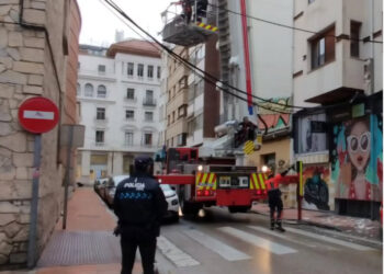 Un camión grúa golpea la fachada de un edificio y daña el cableado en la calle Hermanos Valdés de Cuenca