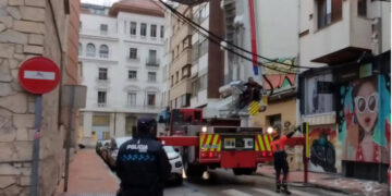 Un camión grúa golpea la fachada de un edificio y daña el cableado en la calle Hermanos Valdés de Cuenca