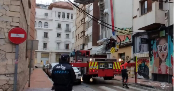 Un camión grúa golpea la fachada de un edificio y daña el cableado en la calle Hermanos Valdés de Cuenca