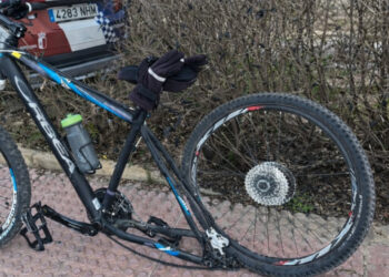 Un ciclista ha resultado atropellado esta mañana en la glorieta de la avenida de San Julián, en Cuenca. Según ha informado la Policía Local, el incidente no ha causado heridos, aunque sí ha generado de nuevo preocupación entre los usuarios de este concurrido punto de tráfico. El suceso, afortunadamente sin consecuencias graves, ha llevado a la Policía Local a insistir en la importancia de respetar la señalización y las normas de circulación en las glorietas. Recuerdan que tiene preferencia el vehículo que ya se encuentra en el interior de la rotonda, y que es fundamental moderar la velocidad y comprobar los ángulos muertos antes de incorporarse o cambiar de carril. Desde el cuerpo municipal se ha hecho un llamamiento especial a la precaución con los usuarios más vulnerables —como ciclistas, motoristas o conductores de vehículos de movilidad personal—, cuya menor visibilidad y falta de protección les hace especialmente expuestos en caso de siniestro. El Ayuntamiento y la Policía Local han reiterado su mensaje de convivencia, respeto y prudencia, recordando que la seguridad vial “no depende solo de las normas, sino del compromiso de todos los que compartimos la vía pública”.