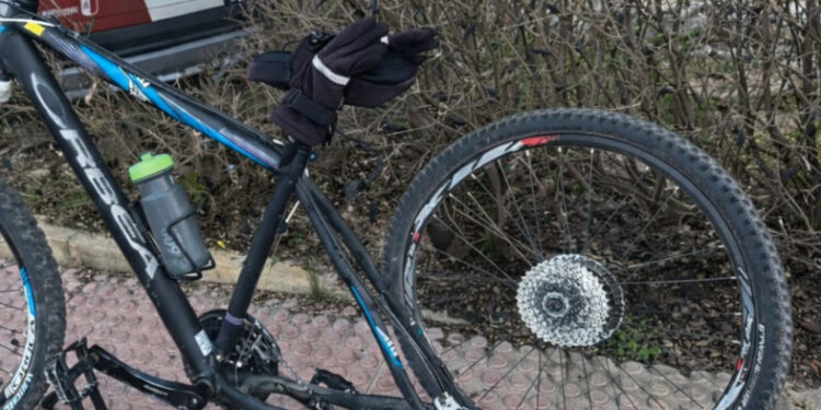 Un ciclista ha resultado atropellado esta mañana en la glorieta de la avenida de San Julián, en Cuenca. Según ha informado la Policía Local, el incidente no ha causado heridos, aunque sí ha generado de nuevo preocupación entre los usuarios de este concurrido punto de tráfico. El suceso, afortunadamente sin consecuencias graves, ha llevado a la Policía Local a insistir en la importancia de respetar la señalización y las normas de circulación en las glorietas. Recuerdan que tiene preferencia el vehículo que ya se encuentra en el interior de la rotonda, y que es fundamental moderar la velocidad y comprobar los ángulos muertos antes de incorporarse o cambiar de carril. Desde el cuerpo municipal se ha hecho un llamamiento especial a la precaución con los usuarios más vulnerables —como ciclistas, motoristas o conductores de vehículos de movilidad personal—, cuya menor visibilidad y falta de protección les hace especialmente expuestos en caso de siniestro. El Ayuntamiento y la Policía Local han reiterado su mensaje de convivencia, respeto y prudencia, recordando que la seguridad vial “no depende solo de las normas, sino del compromiso de todos los que compartimos la vía pública”.