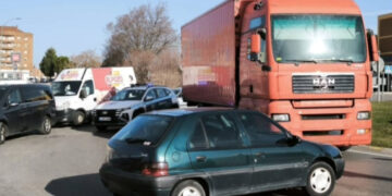Un nuevo golpe en la rotonda de Juan Carlos I reabre el debate sobre la seguridad vial en Cuenca