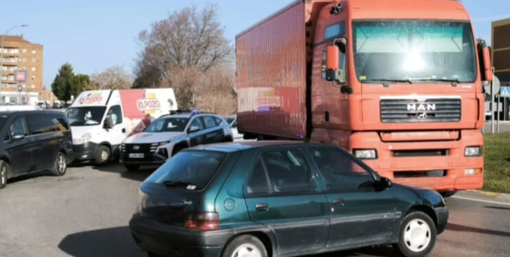 Un nuevo golpe en la rotonda de Juan Carlos I reabre el debate sobre la seguridad vial en Cuenca