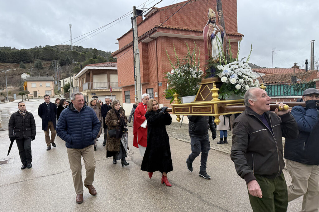Valdenoches celebra con devoción su fiesta de San Blas a pesar del frío