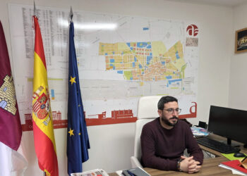 Miguel Óscar Aparicio celebra la instalación en Azuqueca de la empresa LIUX