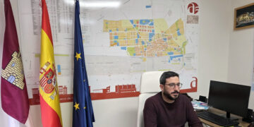 Miguel Óscar Aparicio celebra la instalación en Azuqueca de la empresa LIUX