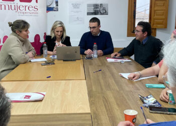 La Asociación de Mujeres Empresarias de la provincia de Cuenca ha congregado a una decena de personas en estas charlas que buscan potenciar el emprendimiento en la localidad y su comarca. La Asociación de Mujeres Empresarias de la provincia de Cuenca ha trasladado información de interés a los habitantes de Canalejas del Arroyo de los servicios que reciben como zona despoblada y las ventajas con las que cuentan para poder emprender. Una decena de personas han asistido a esta reunión en la Asociación de Mayores de esta localidad con el fin de recabar estos datos que les pueden ser útiles tanto para establecer inversiones como para iniciar una empresa. Estas charlas se han celebrado con el título de ‘Jornada Emprendimiento Femenino, Desarrollo Rural y Lucha contra la Despoblación’ y han contado con la presencia de distintos representantes del Gobierno Regional, así como del alcalde de la localidad Emiliano Vallejo. Estas charlas están organizadas por la Asociación de Mujeres Empresarias y CEOE CEPYME Cuenca, con la implicación de los proyectos Invierte en Cuenca y la Red SSPA y la colaboración de la Junta de Comunidades de Castilla-La Mancha, la Diputación Provincial de Cuenca y el Ayuntamiento de Canalejas del Arroyo. Charlas La encargada de dar la bienvenida en esta jornada ha sido la presidenta de AMEP y vicepresidenta de la Confederación de Empresarios de Cuenca, Marta Peñuelas, que ha señalado a los presentes ‘El papel de la CEOE CEPYME Cuenca en la Red SSPA’ Posteriormente se les ha trasladado la información por parte de responsables del Gobierno Regional, como han sido el delegado de Reto Demográfico de Castilla-La Mancha, Virgilio Antón, que ha informado a los presentes sobre los ‘Beneficios de la Ley 2/2021 frente a la despoblación y para el Desarrollo del Medio Rural de Castilla-La Mancha’. Después, la delegada provincial de Fomento, Ana Ponce, ha señalado las características de un servicio fundamental para las zonas despobladas como es el ‘Transporte a la demanda’. Finalmente, todos los presentes pudieron preguntar lo que consideraron oportuno tanto a los representantes de CEOE CEPYME Cuenca como a los del Gobierno Regional.