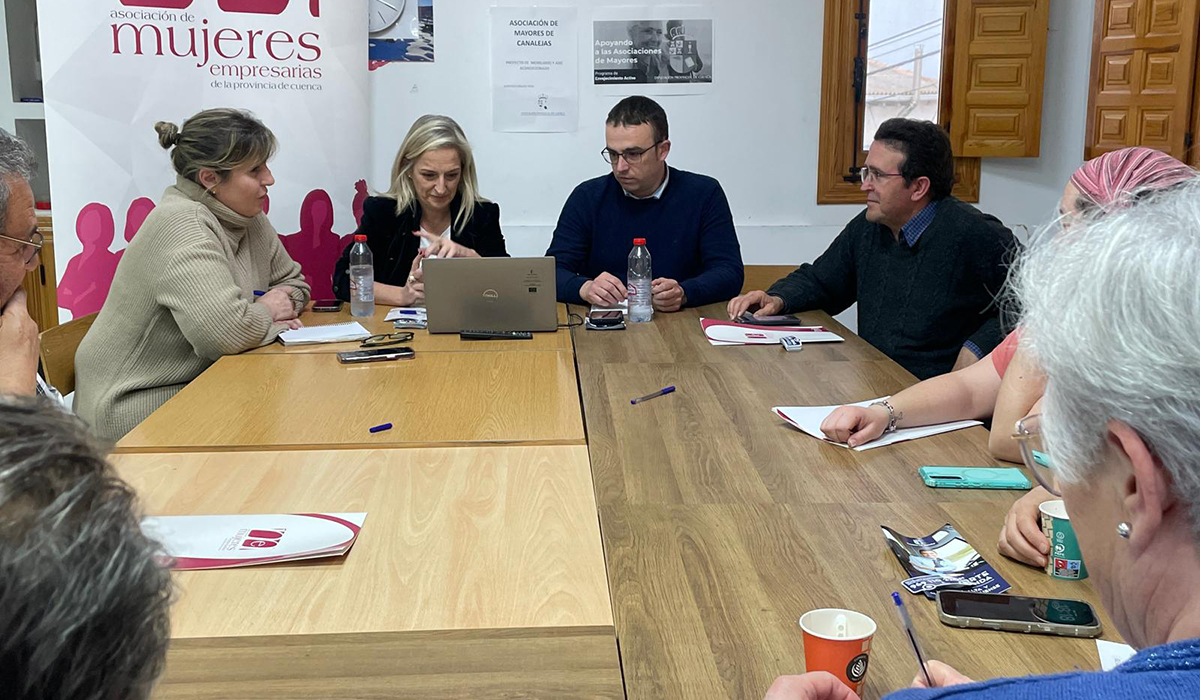 AMEP informa a potenciales emprendedores de Canalejas del Arroyo de las ventajas con las que cuentan 2 La Asociación de Mujeres Empresarias de la provincia de Cuenca ha congregado a una decena de personas en estas charlas que buscan potenciar el emprendimiento en la localidad y su comarca. La Asociación de Mujeres Empresarias de la provincia de Cuenca ha trasladado información de interés a los habitantes de Canalejas del Arroyo de los servicios que reciben como zona despoblada y las ventajas con las que cuentan para poder emprender. Una decena de personas han asistido a esta reunión en la Asociación de Mayores de esta localidad con el fin de recabar estos datos que les pueden ser útiles tanto para establecer inversiones como para iniciar una empresa. Estas charlas se han celebrado con el título de ‘Jornada Emprendimiento Femenino, Desarrollo Rural y Lucha contra la Despoblación’ y han contado con la presencia de distintos representantes del Gobierno Regional, así como del alcalde de la localidad Emiliano Vallejo. Estas charlas están organizadas por la Asociación de Mujeres Empresarias y CEOE CEPYME Cuenca, con la implicación de los proyectos Invierte en Cuenca y la Red SSPA y la colaboración de la Junta de Comunidades de Castilla-La Mancha, la Diputación Provincial de Cuenca y el Ayuntamiento de Canalejas del Arroyo. Charlas La encargada de dar la bienvenida en esta jornada ha sido la presidenta de AMEP y vicepresidenta de la Confederación de Empresarios de Cuenca, Marta Peñuelas, que ha señalado a los presentes ‘El papel de la CEOE CEPYME Cuenca en la Red SSPA’ Posteriormente se les ha trasladado la información por parte de responsables del Gobierno Regional, como han sido el delegado de Reto Demográfico de Castilla-La Mancha, Virgilio Antón, que ha informado a los presentes sobre los ‘Beneficios de la Ley 2/2021 frente a la despoblación y para el Desarrollo del Medio Rural de Castilla-La Mancha’. Después, la delegada provincial de Fomento, Ana Ponce, ha señalado las características de un servicio fundamental para las zonas despobladas como es el ‘Transporte a la demanda’. Finalmente, todos los presentes pudieron preguntar lo que consideraron oportuno tanto a los representantes de CEOE CEPYME Cuenca como a los del Gobierno Regional.