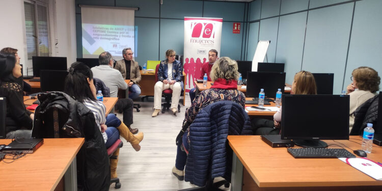 AMEP traslada información de utilidad a mujeres emprendedoras en El Provencio