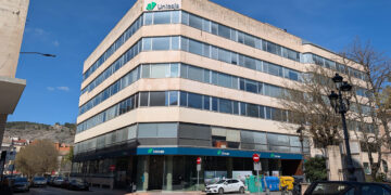 “Es momento de que el Ayuntamiento actúe para que este patrimonio vuelva a la ciudad”, señala Pablo García El grupo municipal Cuenca en Marcha - Unidas por Cuenca ha registrado una moción para su debate en el próximo Pleno del Ayuntamiento de Cuenca en la que plantea impulsar la recuperación, retorno y puesta en valor en la ciudad del patrimonio artístico vinculado a la Fundación Caja Castilla-La Mancha (CCM). La iniciativa parte de la constatación de que una parte significativa de estas obras se encuentra actualmente fuera de Cuenca, lo que limita el acceso de la ciudadanía a un patrimonio con clara vinculación territorial y reduce su potencial cultural, educativo y turístico. El concejal de Cuenca en Marcha, Pablo García, ha subrayado que “no estamos hablando de una cuestión simbólica, sino de patrimonio cultural que tiene una relación directa con nuestra ciudad y que, sin embargo, hoy no está al alcance de los conquenses”. En este sentido, García ha señalado que “lo más preocupante no es solo que estas obras estén fuera, sino que durante años no haya existido una iniciativa clara para intentar recuperarlas o, al menos, garantizar su presencia en Cuenca”. La moción plantea abrir de manera inmediata una vía de negociación con la Fundación CCM para hacer posible el retorno de este patrimonio, mediante fórmulas como la cesión permanente o el depósito estable, así como el impulso de un plan municipal que permita su adecuada acogida, conservación y difusión. “El Ayuntamiento tiene que dejar de ser un mero espectador. Tiene que liderar este proceso y defender que este patrimonio vuelva a la ciudad, porque es de justicia y porque es una oportunidad que no podemos seguir dejando pasar”, ha afirmado el concejal. Asimismo, García ha incidido en que “recuperar estas obras no es solo una cuestión cultural, es también una apuesta por reforzar la actividad cultural de Cuenca, generar oportunidades y aprovechar recursos que ya existen pero que ahora mismo están fuera de nuestro alcance”. Desde Cuenca en Marcha confían en que esta iniciativa pueda contar con el respaldo del resto de grupos políticos, al entender que se trata de una propuesta “razonable, viable y beneficiosa para la ciudad”. “Estamos hablando de algo que debería unir a todos: recuperar patrimonio para Cuenca y ponerlo al servicio de los ciudadanos”, ha concluido García.