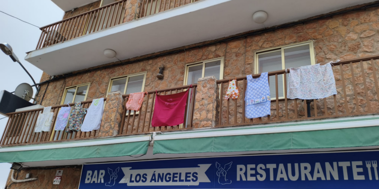 Chillarón de Cuenca. Concursos, talleres, tertulias, lecturas, colgado de mandiles  y comida en el Día de la Mujer