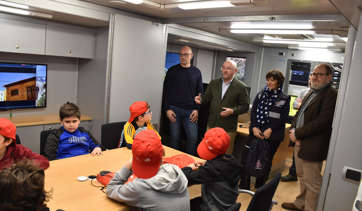 Cerca de 200 alumnos del CEIP ‘Ramón y Cajal’ de Cuenca han recibido hoy la visita del Servicio de Emergencias 1-1-2 de Castilla-La Mancha