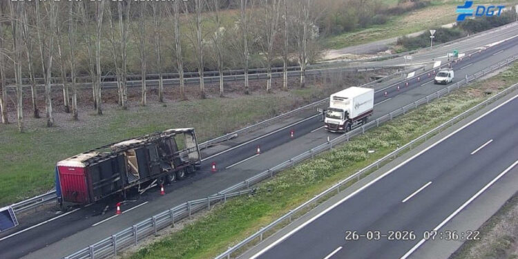 Cortado un carril de la A-2 en Torija tras el incendio de un camión: afecciones al tráfico hacia Zaragoza 1 Cortado un carril de la A-2 en Torija tras el incendio de un camión afecciones al tráfico hacia Zaragoza