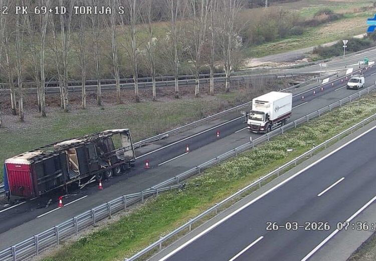 Cortado un carril de la A-2 en Torija tras el incendio de un camión afecciones al tráfico hacia Zaragoza