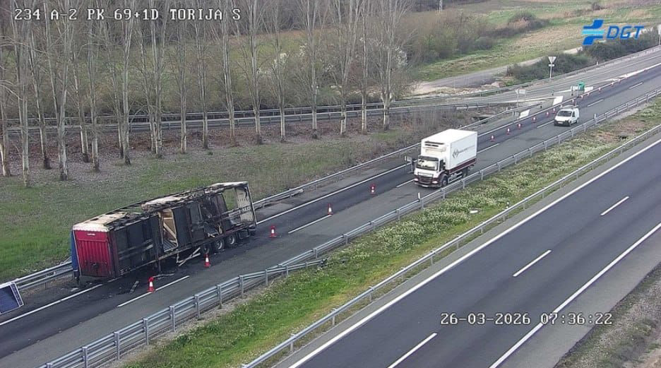 Cortado un carril de la A-2 en Torija tras el incendio de un camión: afecciones al tráfico hacia Zaragoza 2 Cortado un carril de la A-2 en Torija tras el incendio de un camión afecciones al tráfico hacia Zaragoza