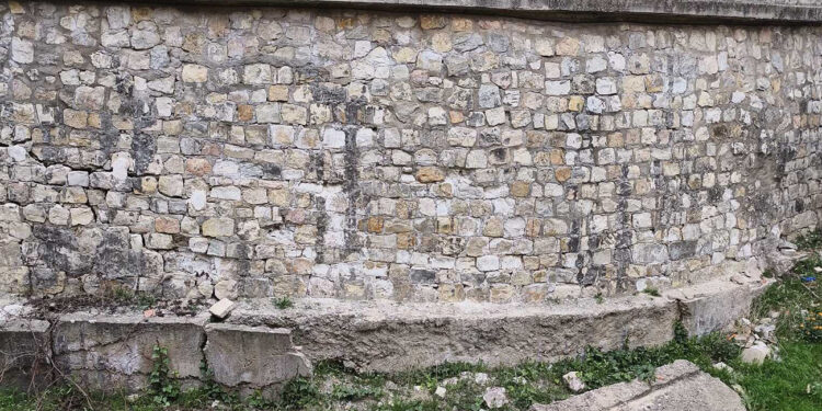 Cuenca en Marcha exige una solución urgente al muro de Casablanca y denuncia fallos en el servicio de autobuses