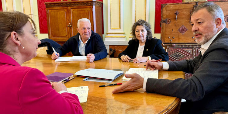 Dolz constata con los presidentes local y provincial de Cruz Roja el buen desarrollo de los proyectos conjuntos