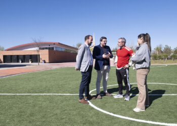 El Ayuntamiento de Azuqueca instala césped artificial en los patios de los CEIP Maestra Plácida Herranz, Virgen de la Soledad y Siglo XXI