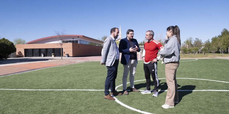 El Ayuntamiento de Azuqueca instala césped artificial en los patios de los CEIP Maestra Plácida Herranz, Virgen de la Soledad y Siglo XXI