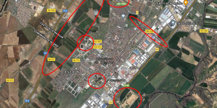 La campaña anual de fumigación contra insectos en Azuqueca de Henares se va a prolongar desde el 1 de abril hasta el mes de octubre. La concejala de Promoción de la Salud, Charo Martín, detalla que "durante las primeras semanas, la actuación de la empresa especializada contratada por el Ayuntamiento, Anticimex 3D Sanidad Ambiental, se centrará en trabajos de detección, monitoreo y prevención mediante el uso de larvicidas. Más adelante, se empezarán a aplicar las fumigaciones contra los insectos. "Como se viene haciendo en los últimos años, los productos se aplicarán de madrugada, coincidiendo con las horas de menor presencia de personas y animales por las calles y espacios públicos, y, además, se señalizarán las zonas donde sea necesario respetar un plazo de seguridad”, detalla. Medidas de prevención Desde el Ayuntamiento y la propia empresa se vuelven a recordar algunos consejos para evitar la proliferación de mosquitos, en especial, en la fase de larvas y pupas, que se desarrollan en el agua. “Es recomendable no dejar macetas o recipientes con agua en el exterior, hay que evitar cualquier acumulación de agua ya sea por encharcamiento o por goteo y también es importante mantener cerradas las bolsas de basura", resume la concejala. Una vez que los mosquitos son adultos, se recomienda el uso de métodos físicos y mecánicos como, repelentes, mosquiteras, evitar las luces nocturnas o hacer recircular el aire con ventiladores.