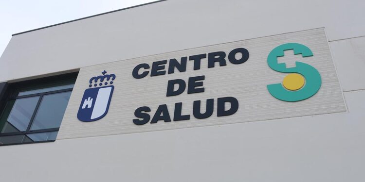 El Ayuntamiento de Cabanillas remodelará la señalización vial en la calle Carretera de Marchamalo para dotar de más aparcamientos al Centro de Salud