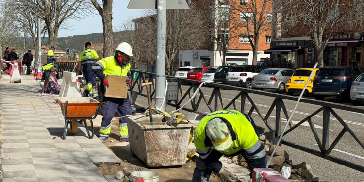 El Ayuntamiento de Cuenca continúa con el Plan de Mantenimiento Urbano arreglando el acerado en la zona del IES Santiago Grisolía