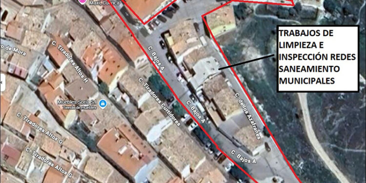 El Ayuntamiento de Cuenca lleva a cabo trabajos de mantenimiento en la red de saneamiento en la calle Azafranes y entorno del barrio de Tiradores