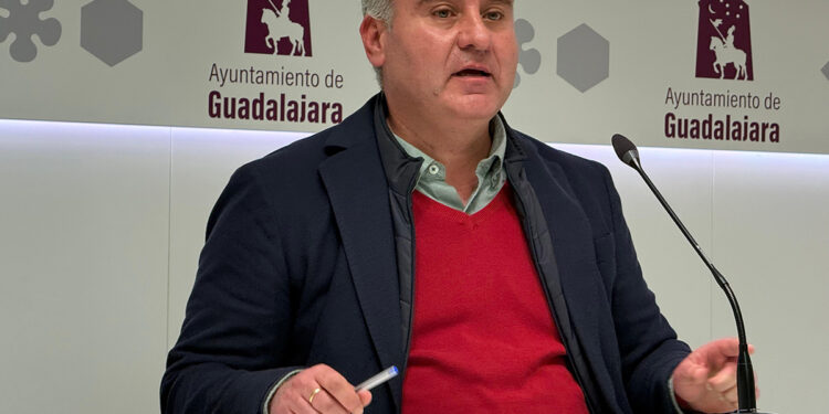 El Ayuntamiento de Guadalajara exige frenar el cierre de la oficina de Correos de Eduardo Guitián y pide explicaciones al Gobierno