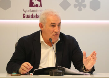El Ayuntamiento de Guadalajara confirma que el Convenio VioGén “continúa plenamente en vigor y que la Policía Local sigue desarrollando, con total normalidad, todas las funciones de coordinación y protección de víctimas de violencia de género establecidas en el propio marco del convenio y en su protocolo de actuación”. Así lo afirma el concejal de Seguridad, Chema Antón, quien ha subrayado que “el compromiso de este Ayuntamiento con la protección de las víctimas es absoluto y está garantizado, como lo demuestra la colaboración diaria con el Cuerpo Nacional de Policía y la Guardia Civil”. Antón ha indicado que “El convenio está en vigor y se está aplicando, y la protección de las víctimas está plenamente garantizada”, invitando a quienes lo ponen en duda -en referencia al grupo socialista- a informarse mejor, a ser rigurosos con las afirmaciones, a no faltar a la verdad y a no generar una alarma innecesaria e infundada en un tema tan importante”. Antón, también ha recordado que es rotundamente falso que exista influencia o condicionante alguno ajeno al propio funcionamiento del convenio. “Es una acusación tan grave como irresponsable, y pone en tela de juicio el trabajo de Policía Local y de la Policía Nacional, un trabajo encaminado exclusivamente a la protección de las mujeres víctimas de violencia de género, blindado y ajeno a cualquier discrepancia política”. El responsable municipal de Seguridad también ha querido poner en contexto la labor realizada durante el actual mandato, recordando que, “durante el anterior mandato, con un gobierno socialista, solo se convocó una comisión técnica de violencia de género. Con este equipo de Gobierno ya se han celebrado tres y la cuarta está convocada desde hace días. Los hechos hablan por sí solos”. Finalmente, Chema Antón ha señalado que “el Ayuntamiento seguirá trabajando con rigor, seriedad y coordinación para garantizar la máxima protección a las mujeres víctimas de violencia de género. Otros podrán ir con retraso; nosotros, no”.
